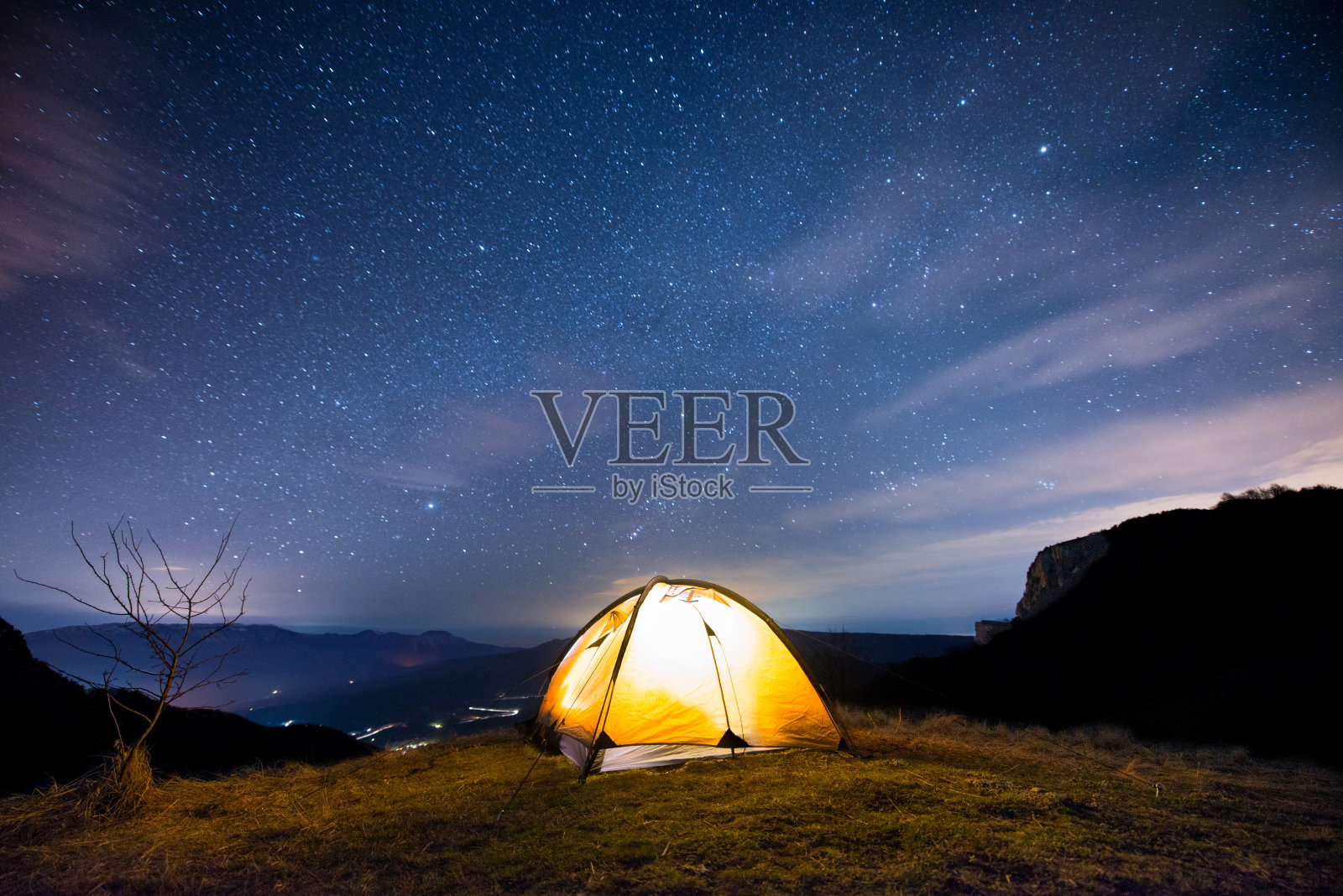 星夜下山上发光的帐篷照片摄影图片