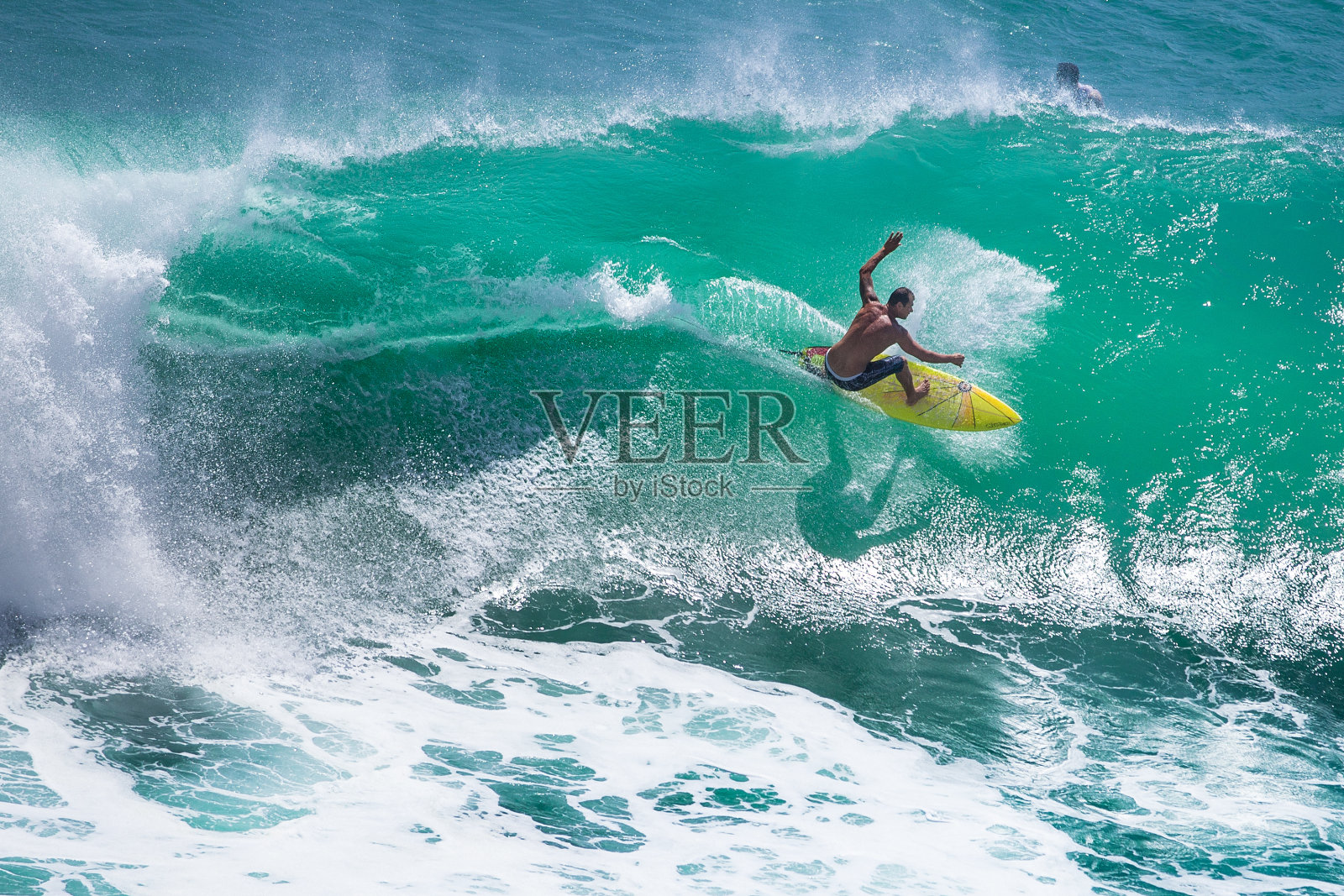 一名冲浪者在巴厘岛乘风破浪照片摄影图片