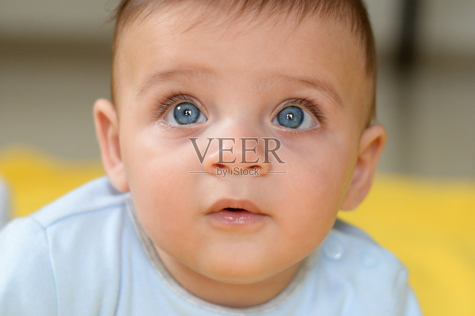 漂亮的蓝眼睛婴儿的肖像照片摄影图片