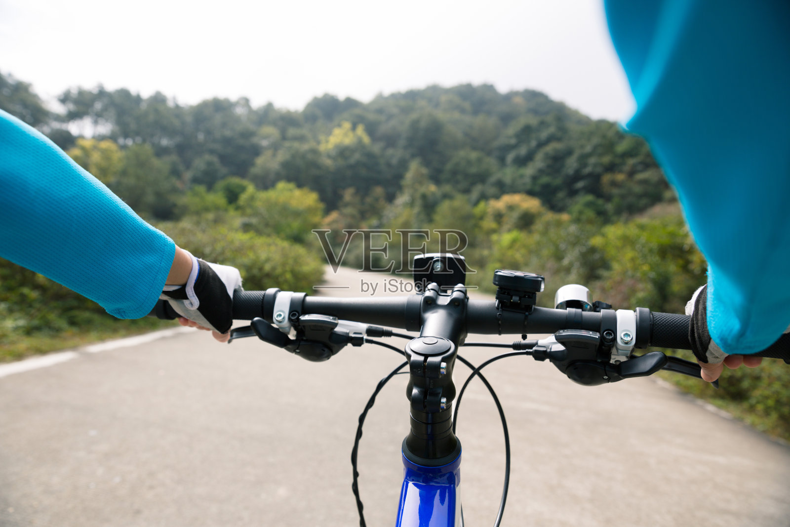 骑自行车的人在森林小径上骑山地车照片摄影图片