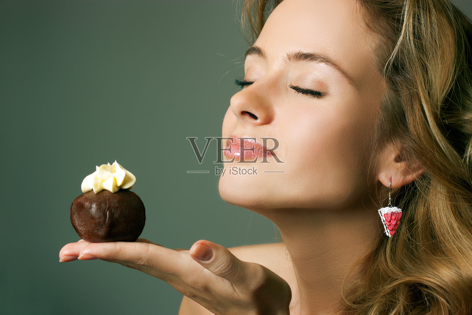 年轻的金发女人吃蛋糕照片摄影图片