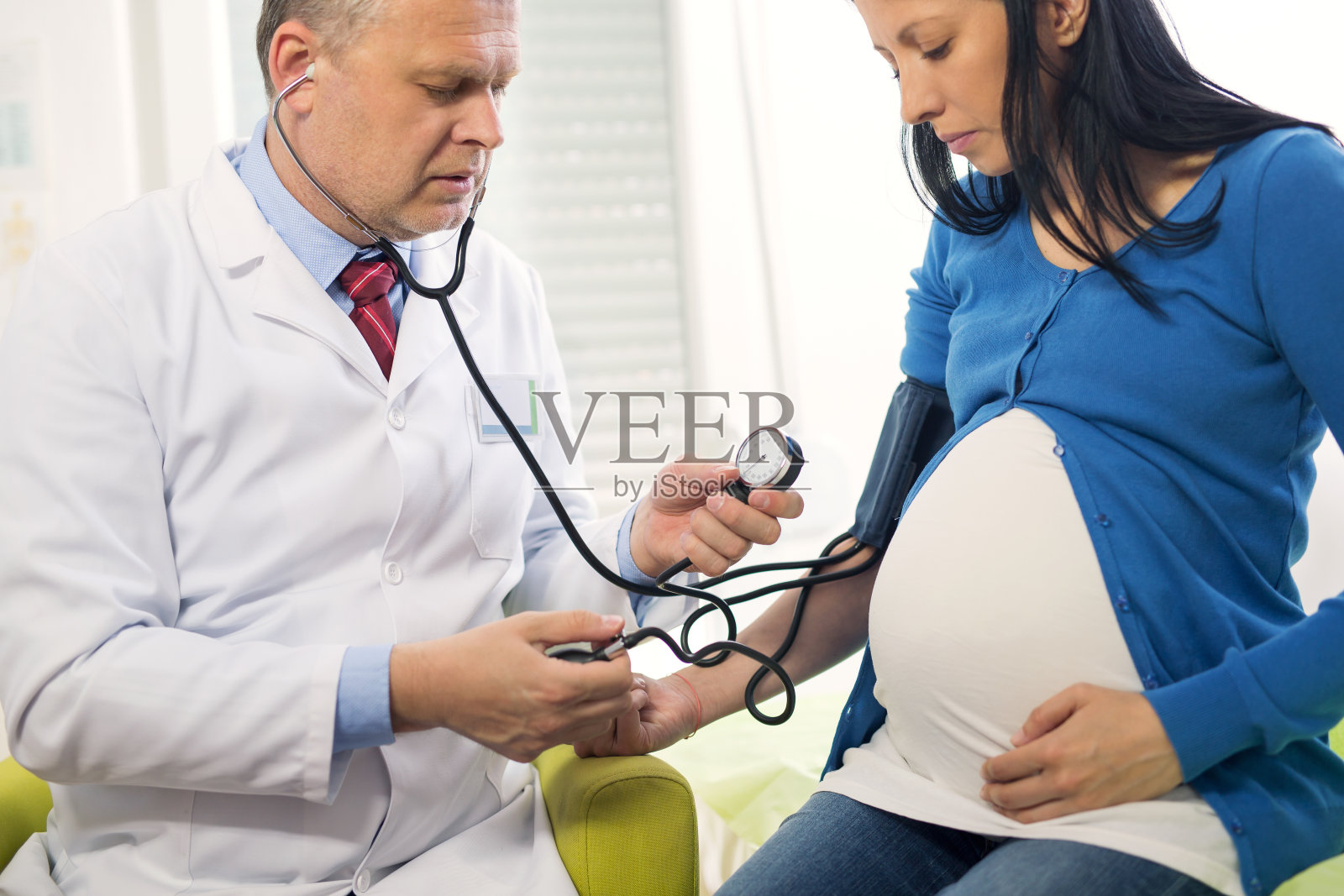 孕妇在医生办公室接受压力测量照片摄影图片