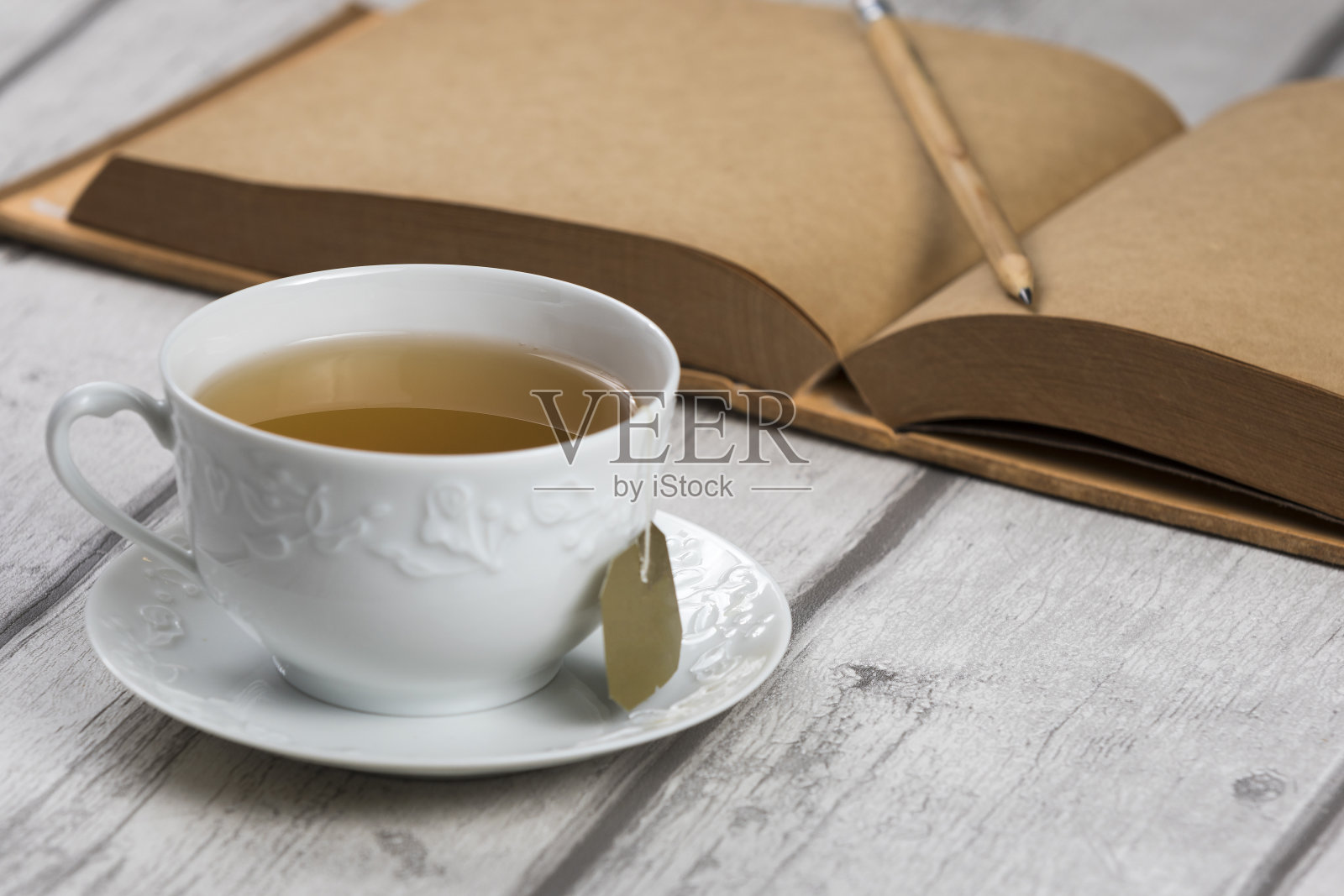 一杯茶和笔记本照片摄影图片