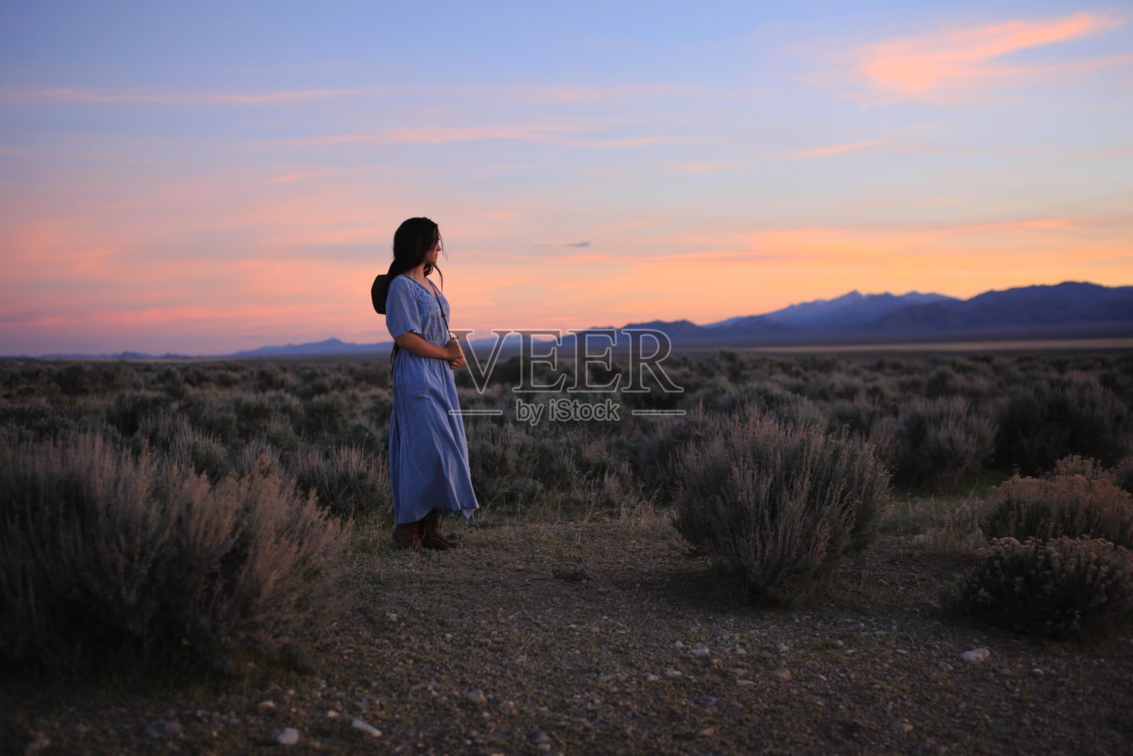 美国西部印第安女牛仔日落长发照片摄影图片