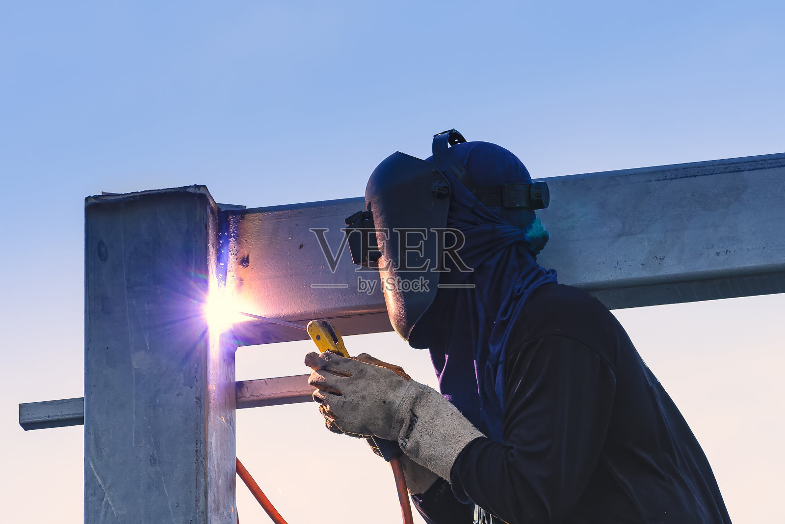 工人焊接钢结构部件照片摄影图片