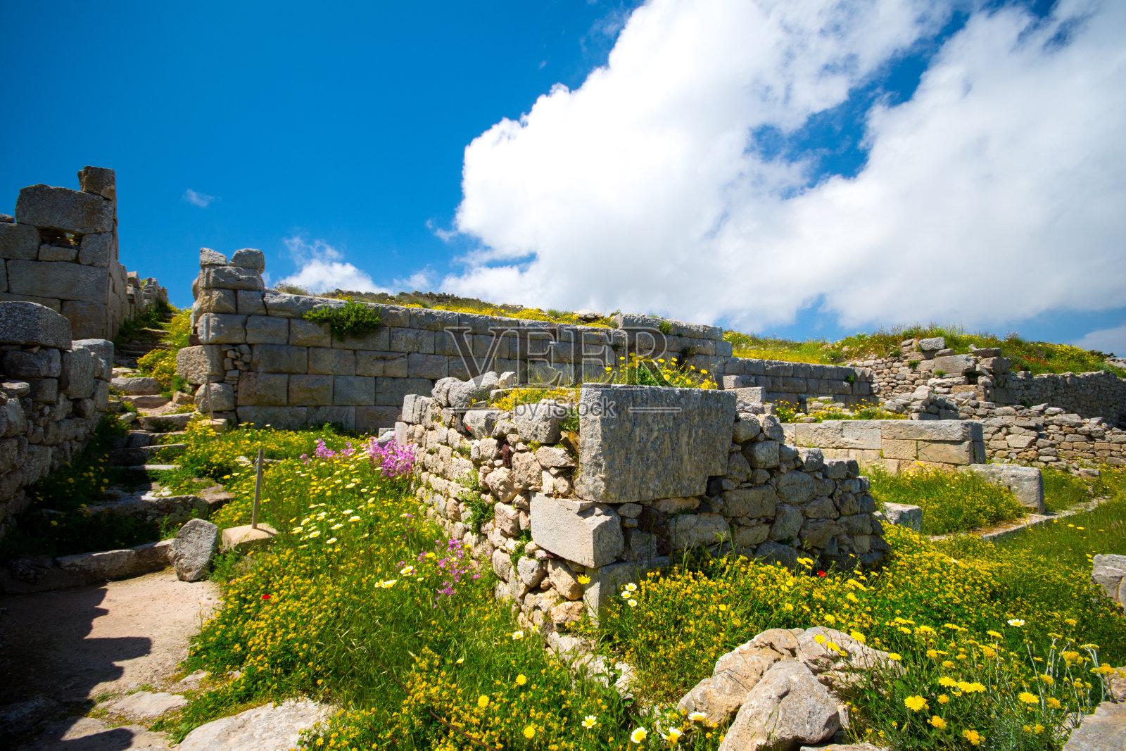 希腊圣托里尼岛梅萨沃诺山顶的史前村落古提拉遗址。照片摄影图片