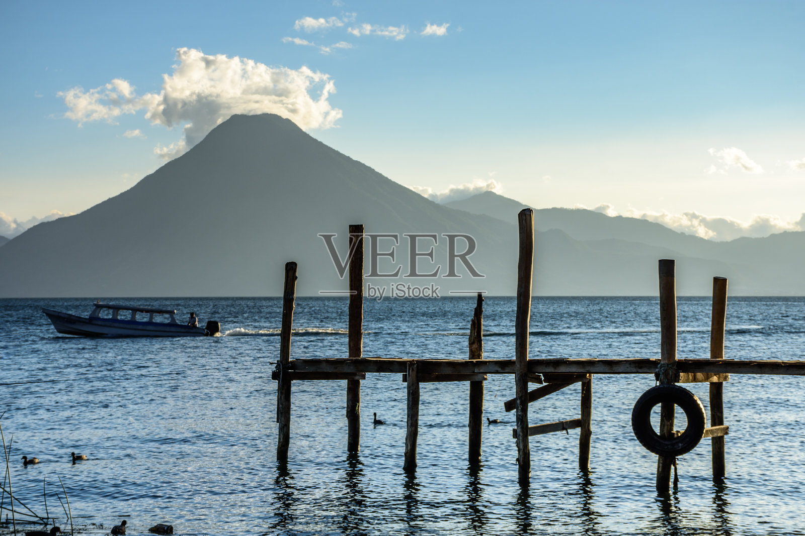 圣佩德罗火山，阿蒂特兰湖，危地马拉照片摄影图片