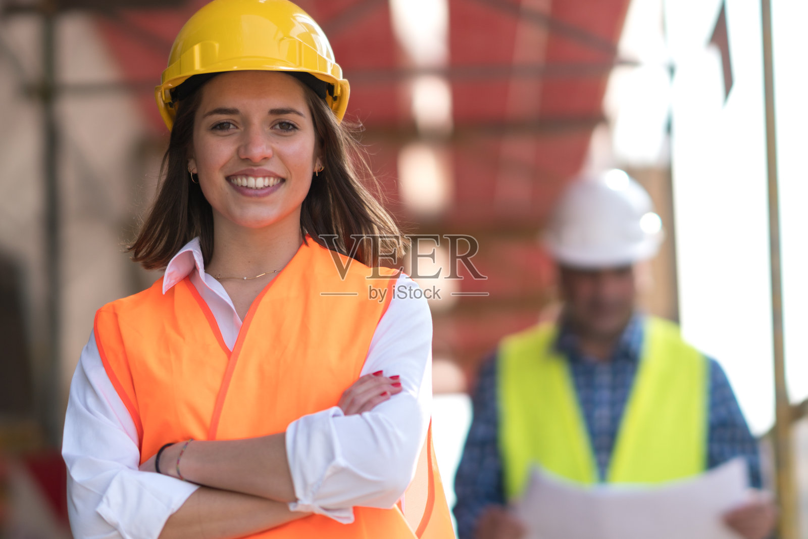 自信的女建筑工人在建筑工地的肖像照片摄影图片