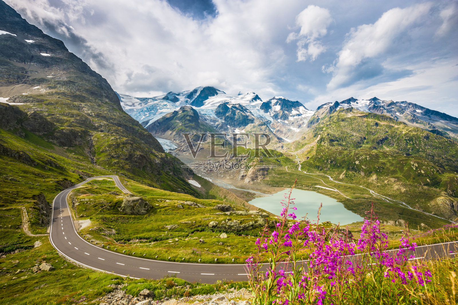 蜿蜒的阿尔卑斯山口公路照片摄影图片