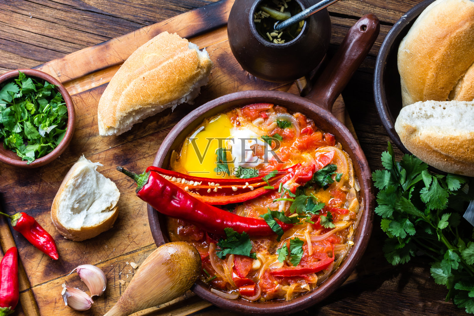 智利的食物。“Picante Caliente”或“辛辣的”，搭配洋葱、番茄、辣椒和鸡蛋照片摄影图片
