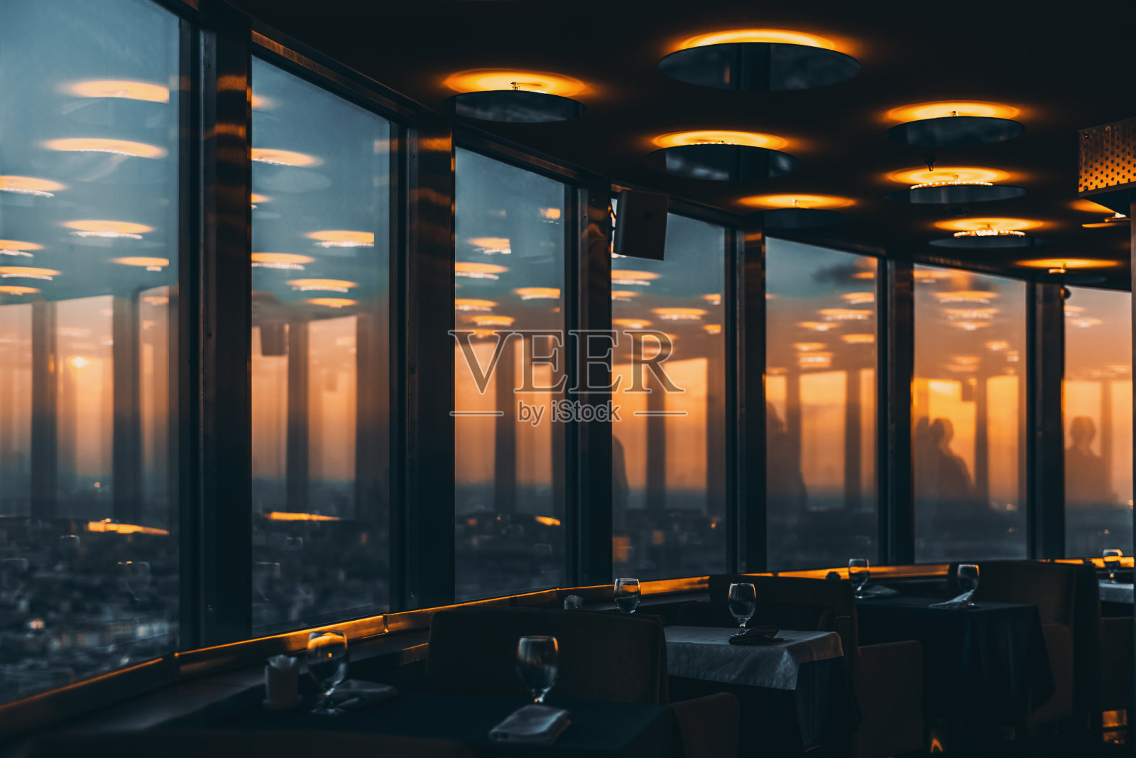 塔顶的餐厅，景色迷人照片摄影图片