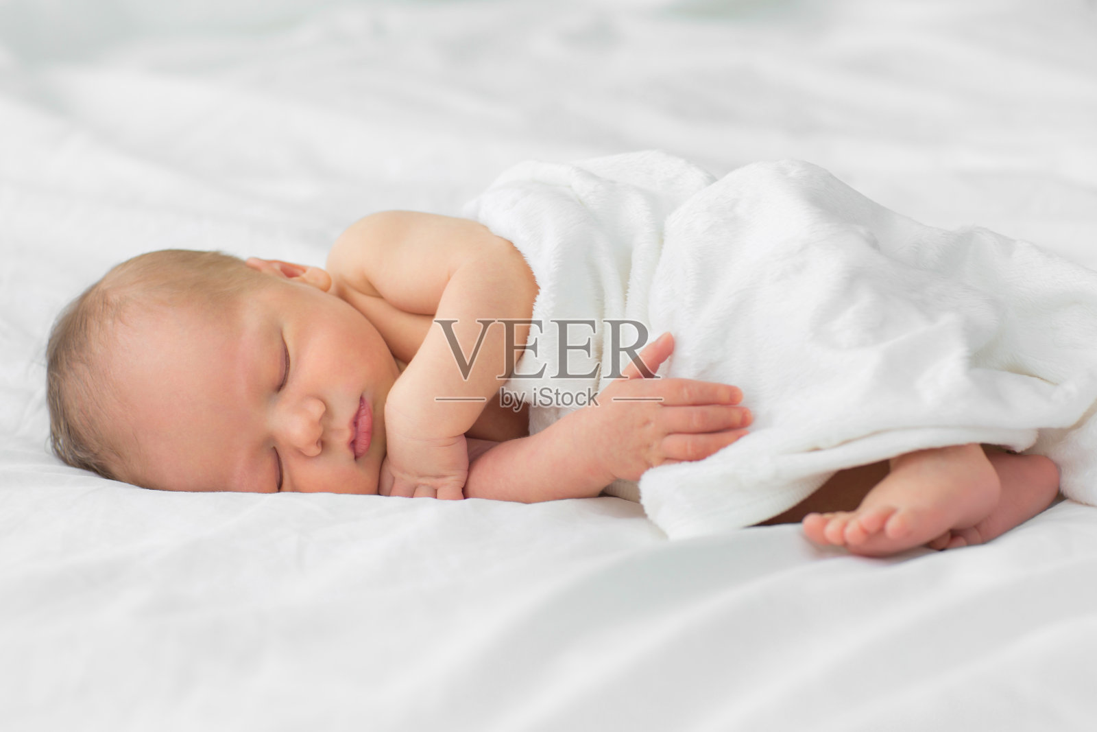 新生婴儿睡在毯子上。照片摄影图片