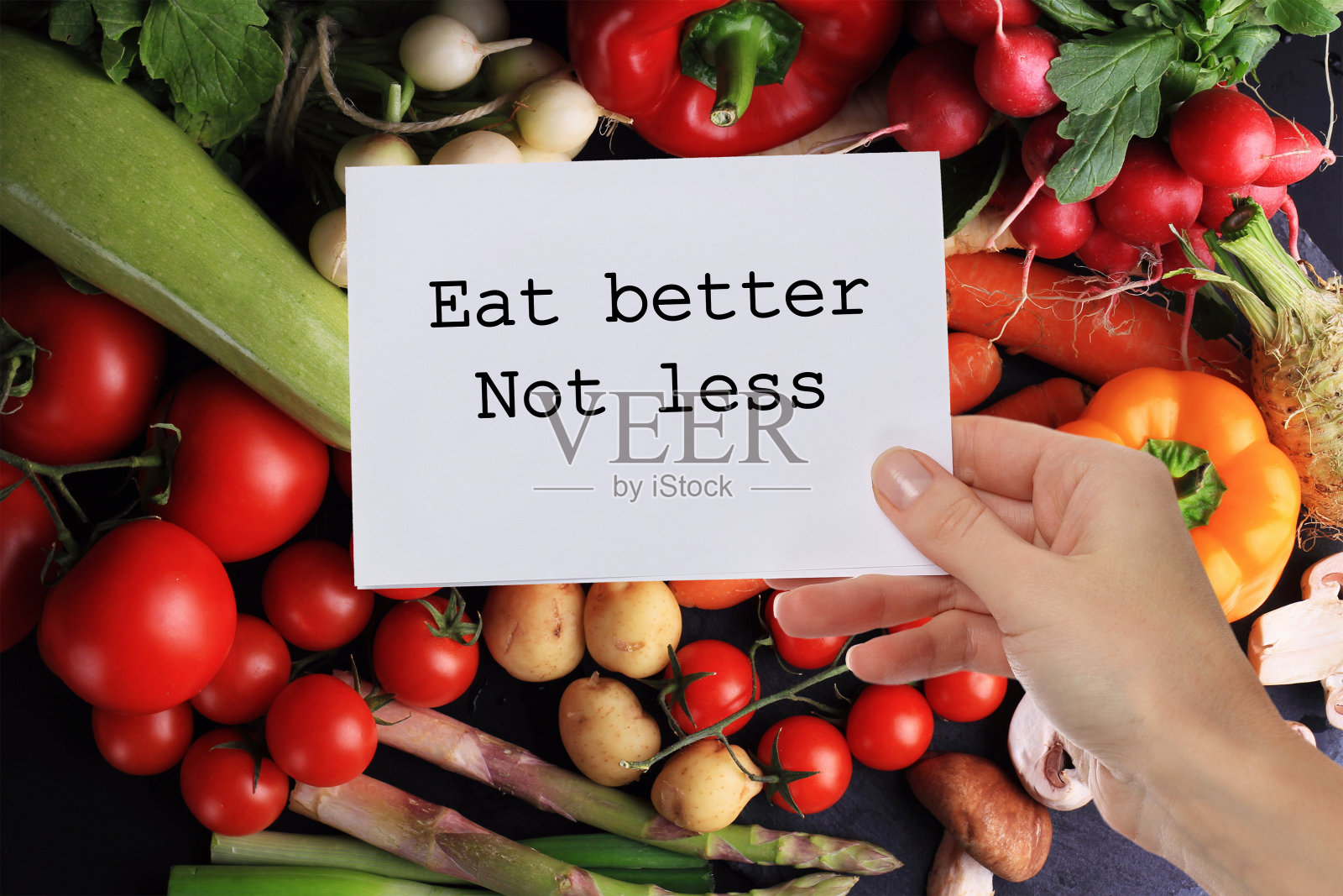 励志名言:吃得更好，而不是更少。节食，健康的饮食背景。照片摄影图片