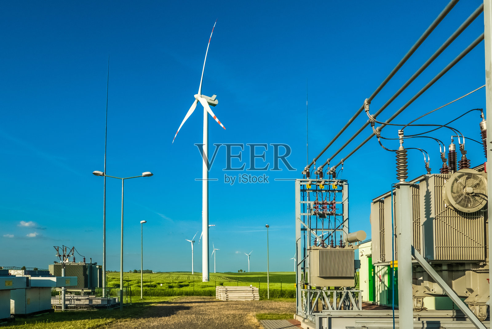 绿色能源、风力发电、变电站照片摄影图片