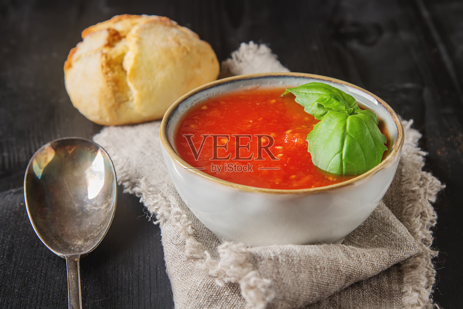 意大利传统的罗勒番茄汤。黑暗的背景。空间的文本。照片摄影图片
