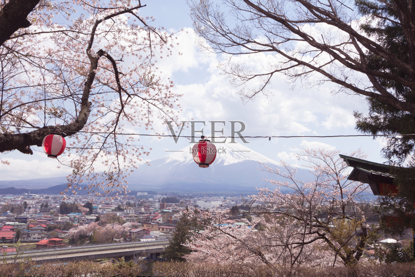 富士山与樱花在春天的天空背景，日本最著名的旅游地方，藤吉田，日本照片摄影图片