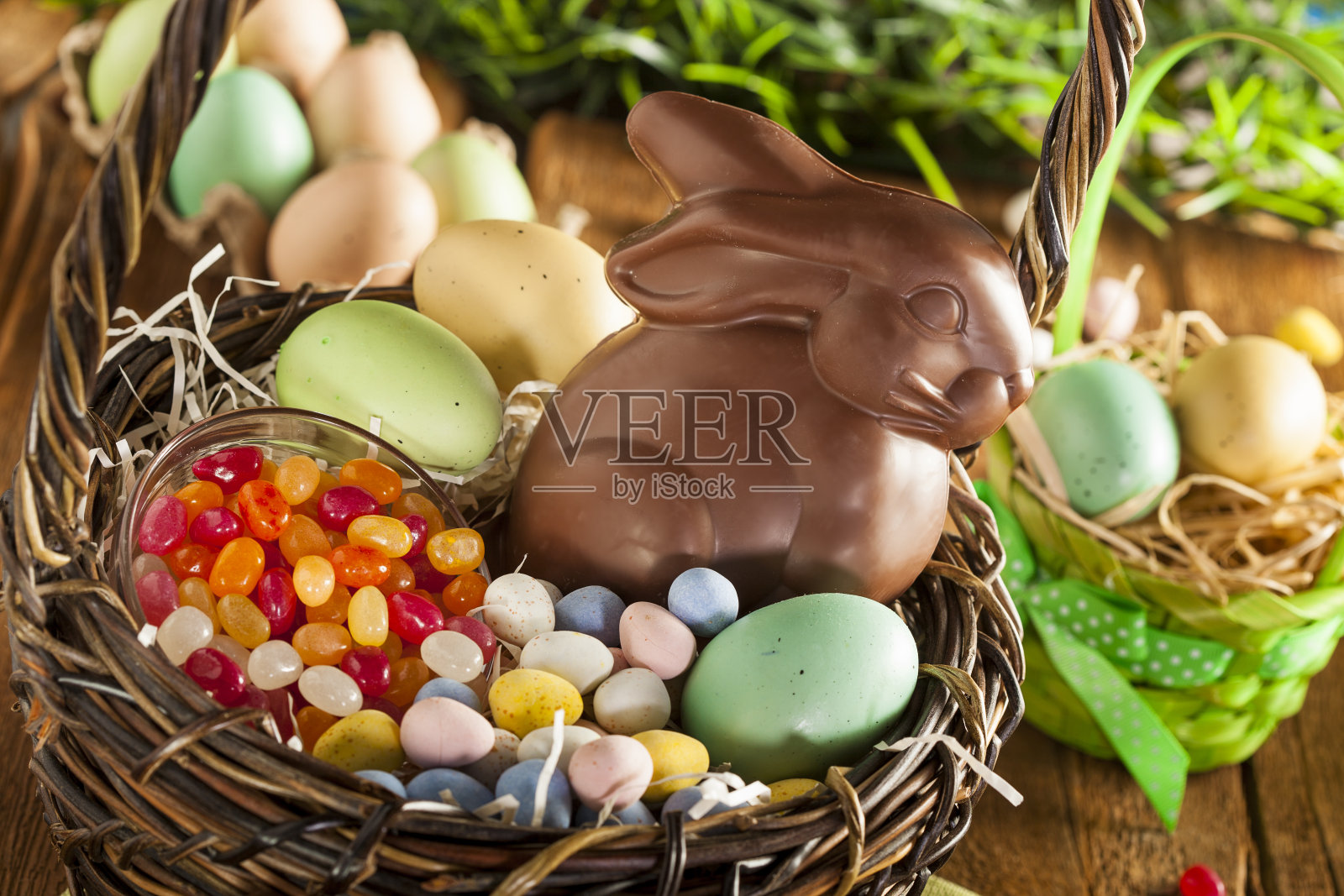 篮子里的复活节巧克力兔子照片摄影图片