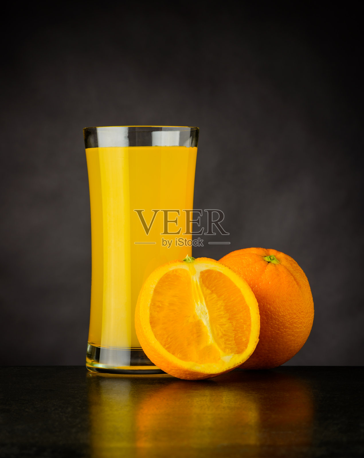 鲜橙汁在深色背景照片摄影图片