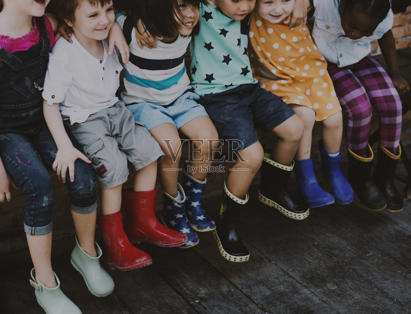 一群幼儿园小朋友朋友环抱而坐，笑口常开照片摄影图片
