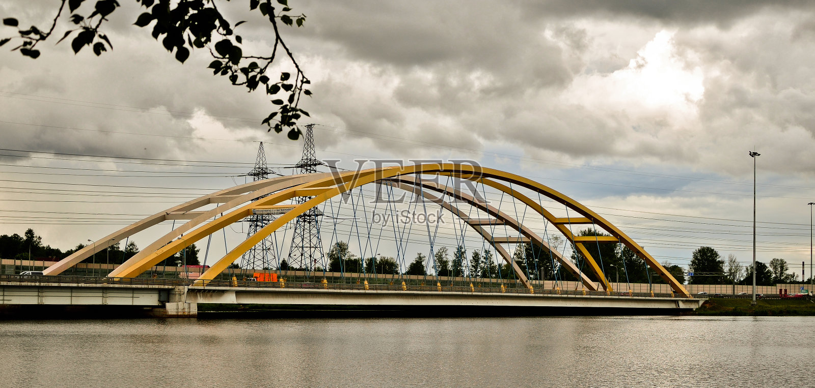 黄色汽车桥横跨河面照片摄影图片