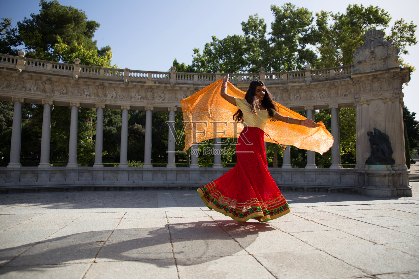 年轻美丽的传统印度女子在户外跳舞照片摄影图片