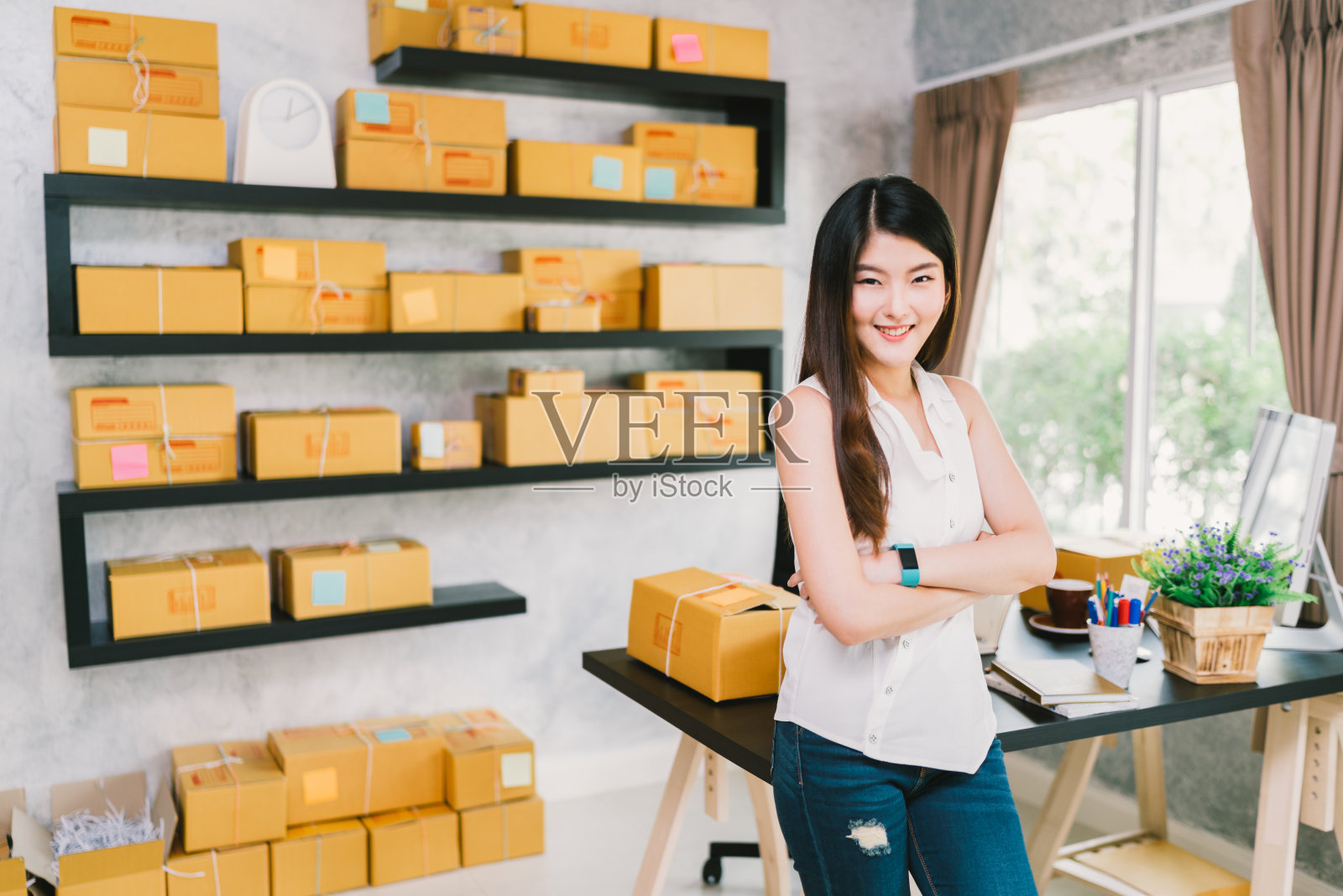 年轻的亚洲小企业主在家办公，在线营销包装和配送场景，初创中小企业企业家或自由职业女性在家工作的概念照片摄影图片