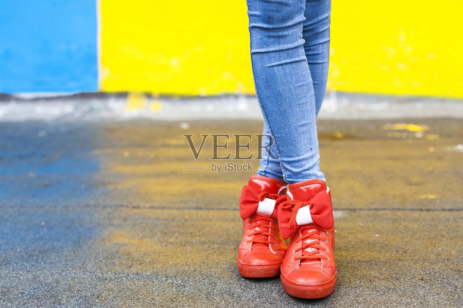 穿着红色运动鞋的女人照片摄影图片