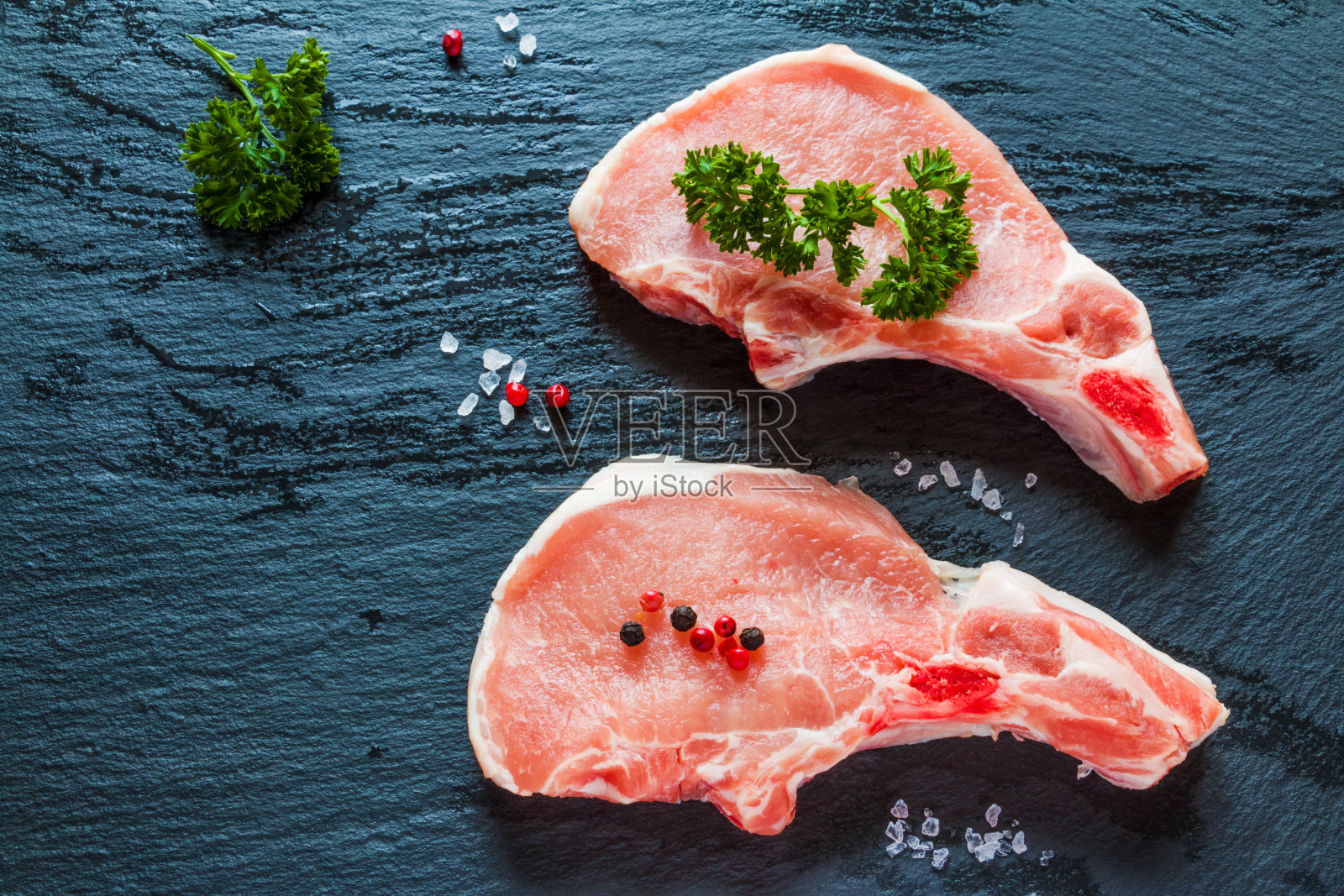 生猪肉排，带骨的生肉排照片摄影图片