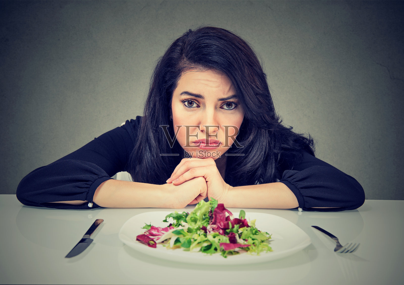 饮食习惯的变化。女人讨厌吃素照片摄影图片