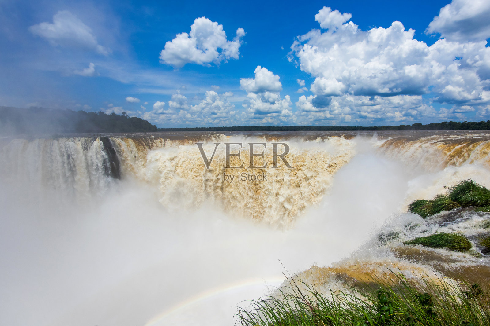 伊瓜苏瀑布，位于阿根廷和巴西交界处照片摄影图片