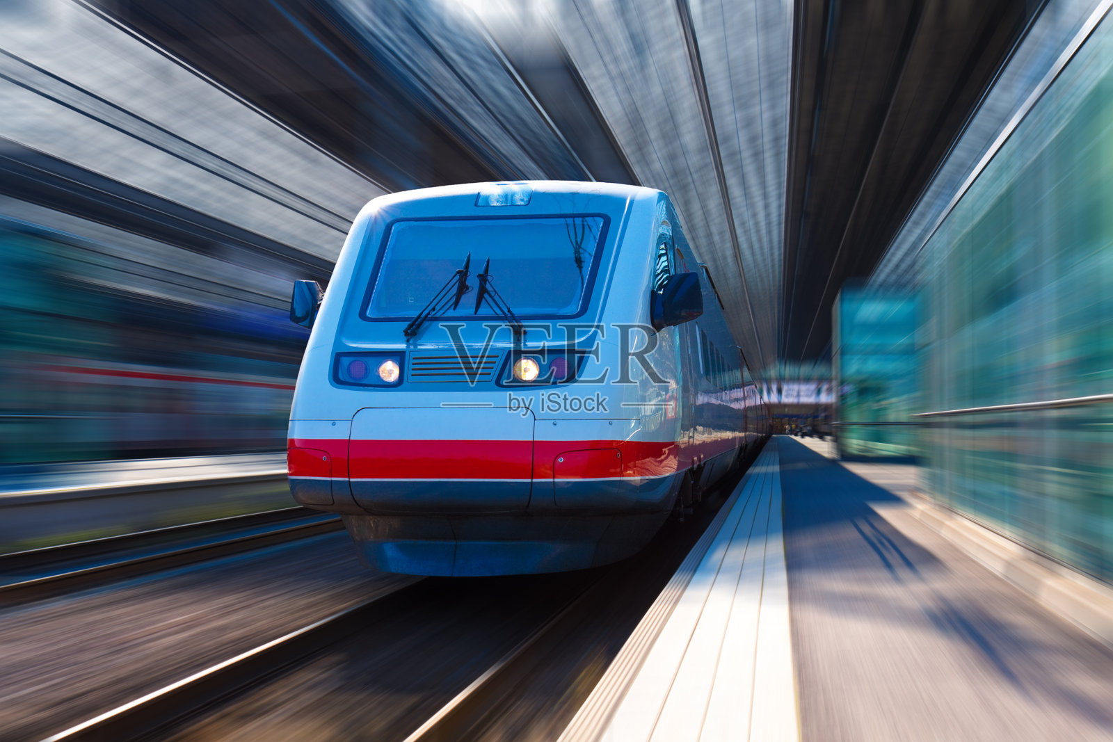 带有运动模糊效果的现代高速列车照片摄影图片