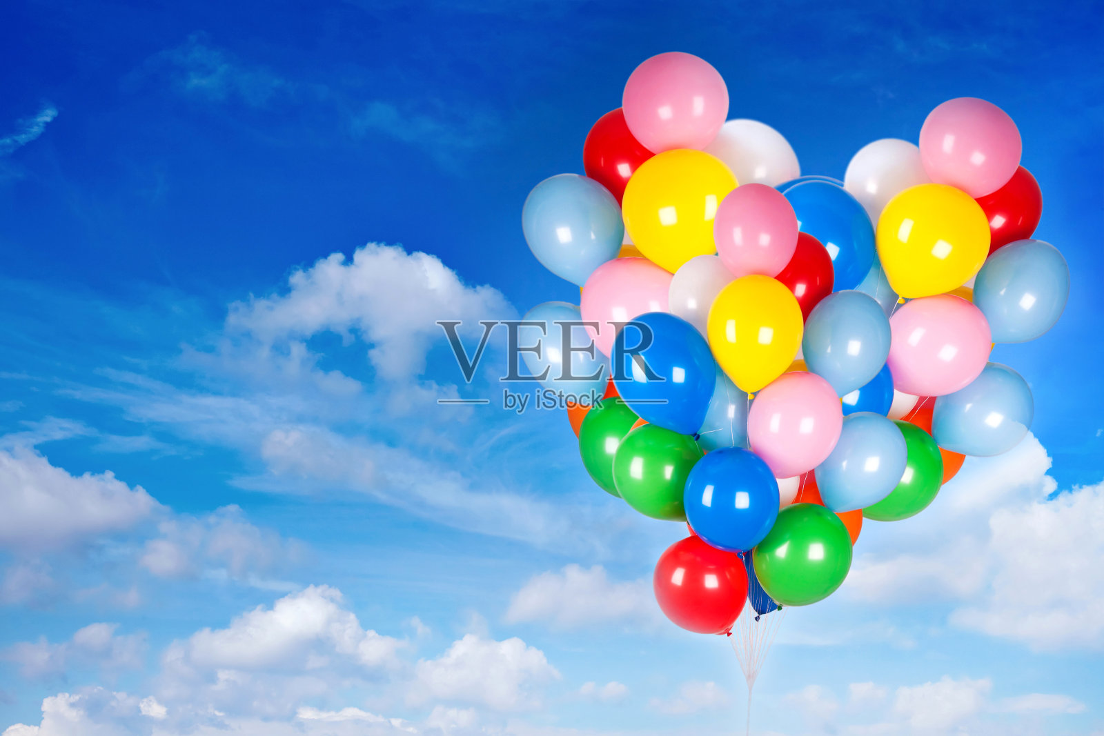 五颜六色的气球在天空中照片摄影图片