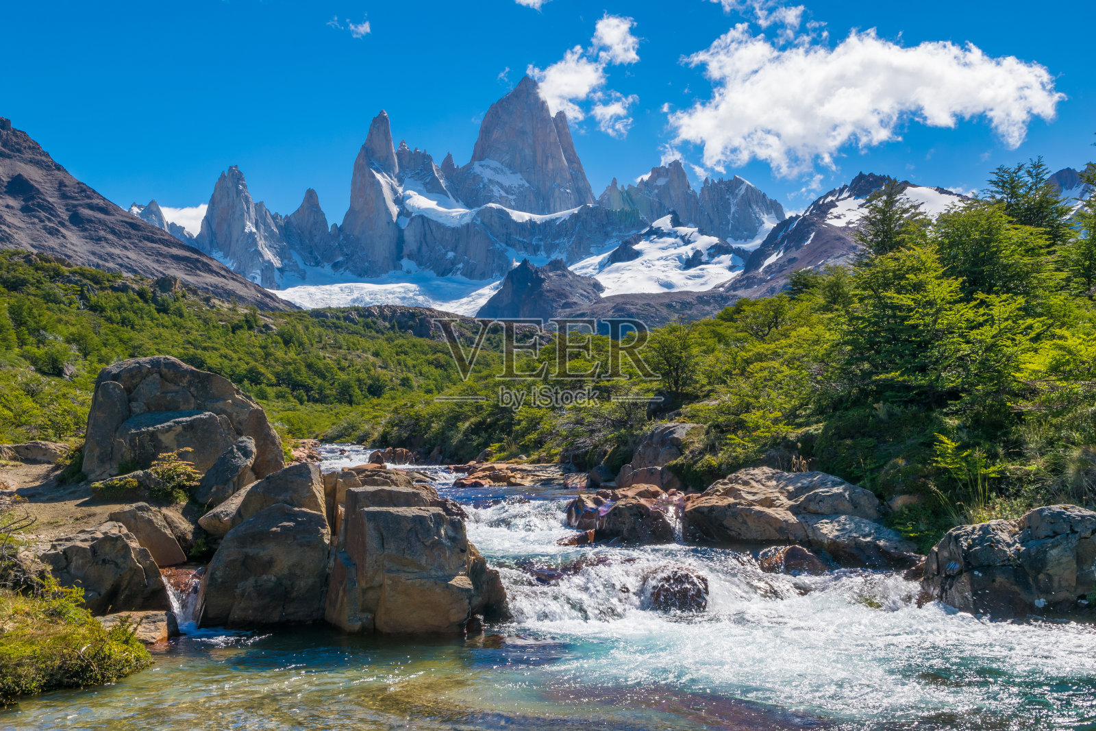 阿根廷巴塔哥尼亚菲茨罗伊山的流水照片摄影图片