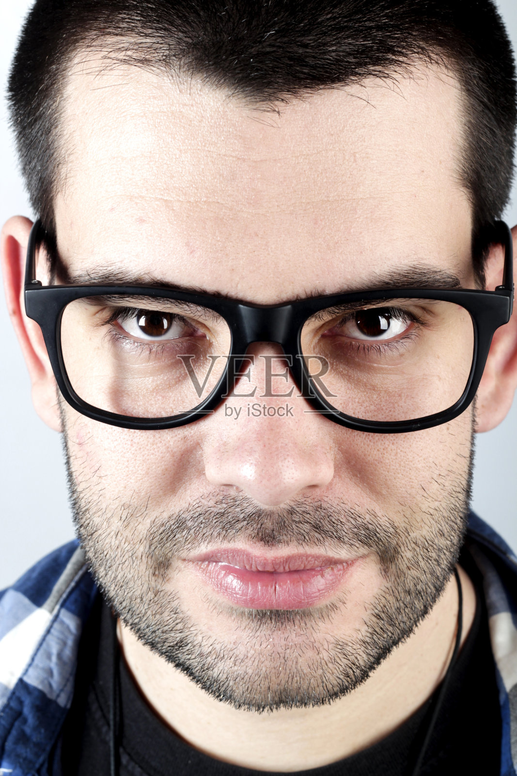 一个戴着黑眼镜的商人的肖像照片摄影图片