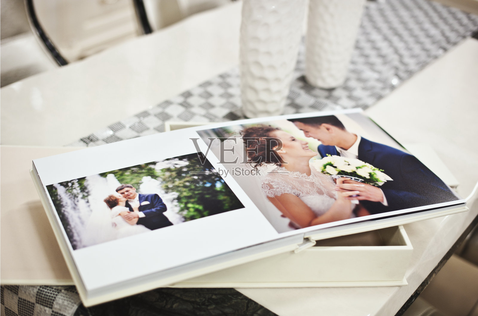 白色经典婚礼书籍和相册照片摄影图片