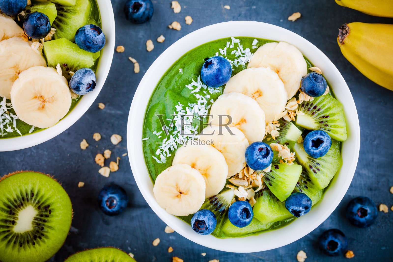 香蕉，猕猴桃，蓝莓，格兰诺拉麦片照片摄影图片