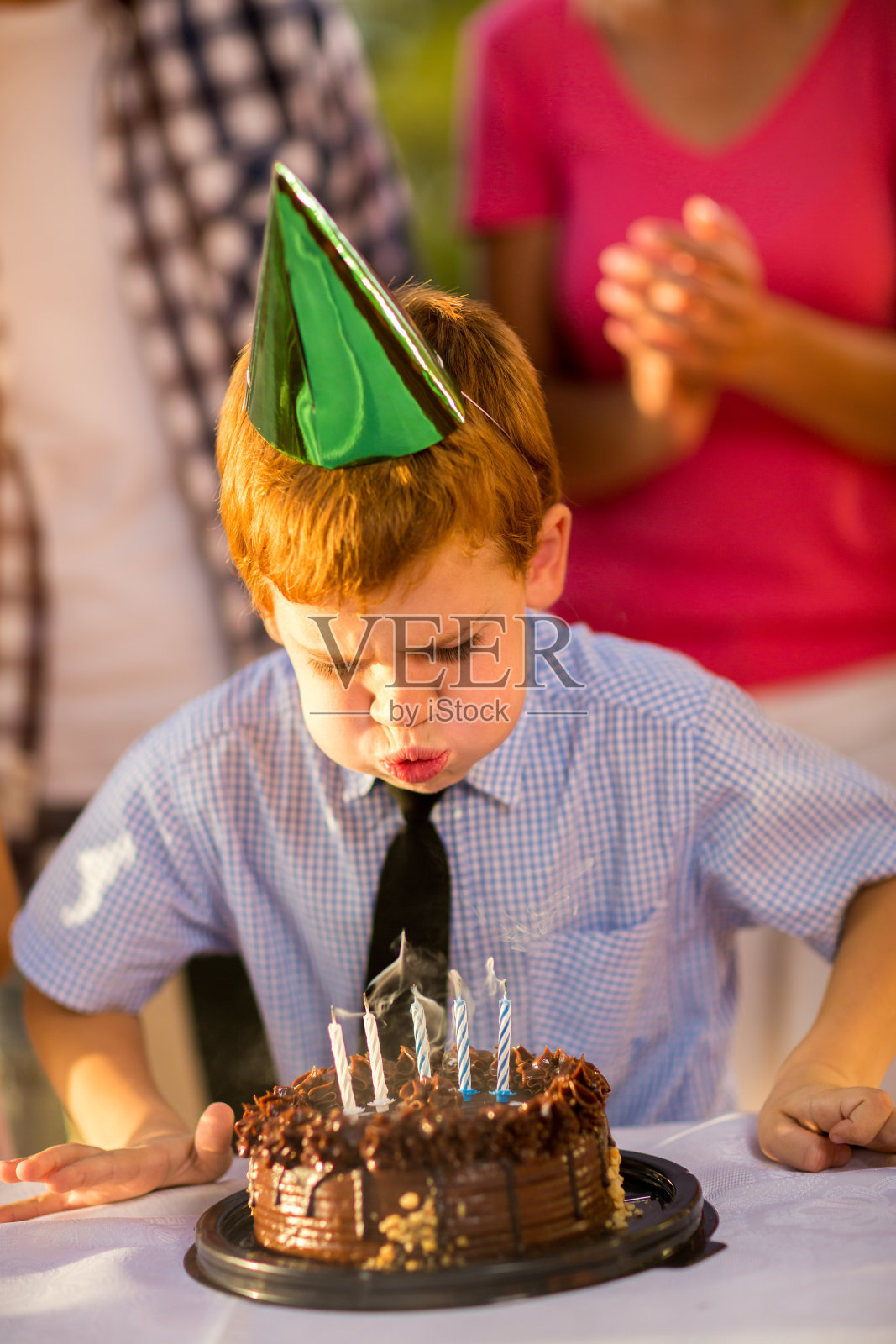 男孩吹蛋糕蜡烛照片摄影图片
