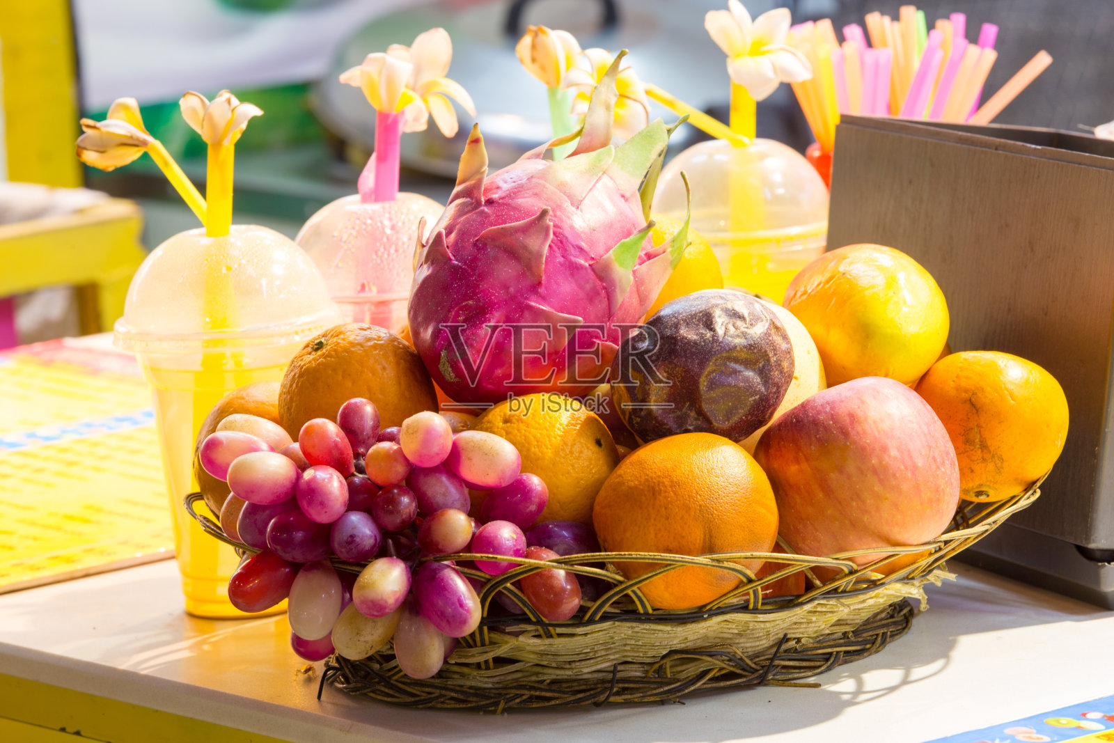 热带水果和果汁在街头咖啡馆照片摄影图片
