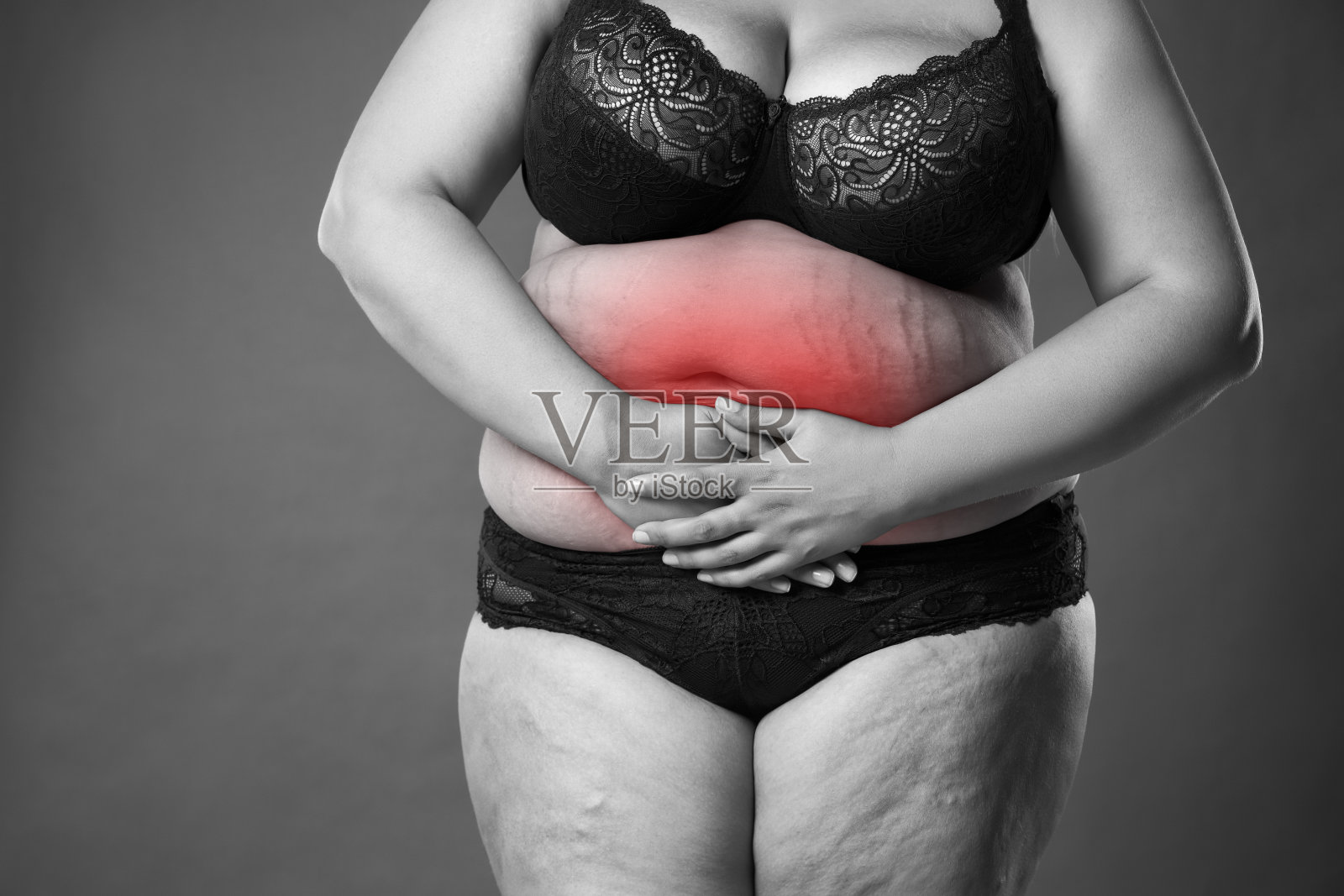 肥胖女性有月经疼痛、子宫内膜异位症或膀胱炎、胃痛，女性身体超重照片摄影图片