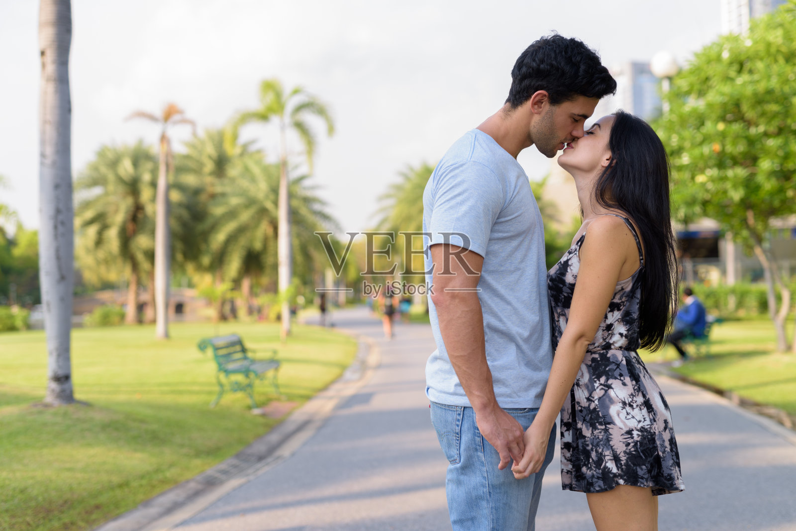 一对年轻的西班牙夫妇在曼谷的公园里相爱照片摄影图片