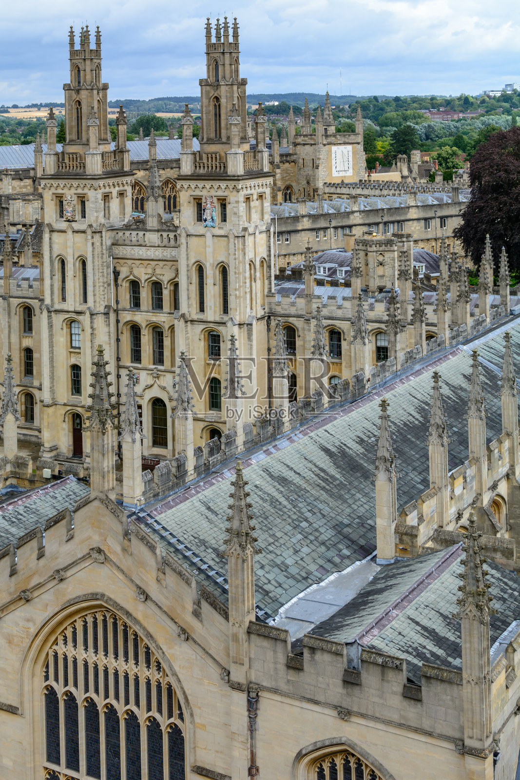 英国牛津大学万灵学院。与万灵学院和牛津大学的垂直观。照片摄影图片