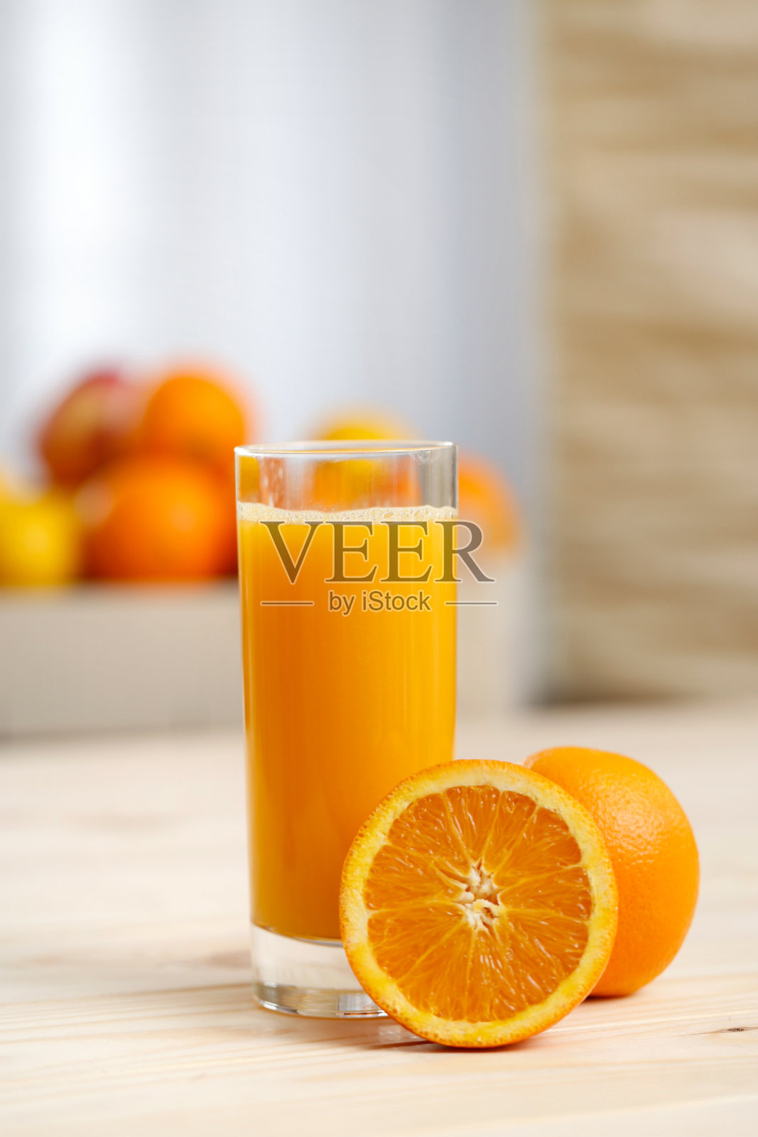 橙汁装在高脚杯里，再加半杯橙汁照片摄影图片