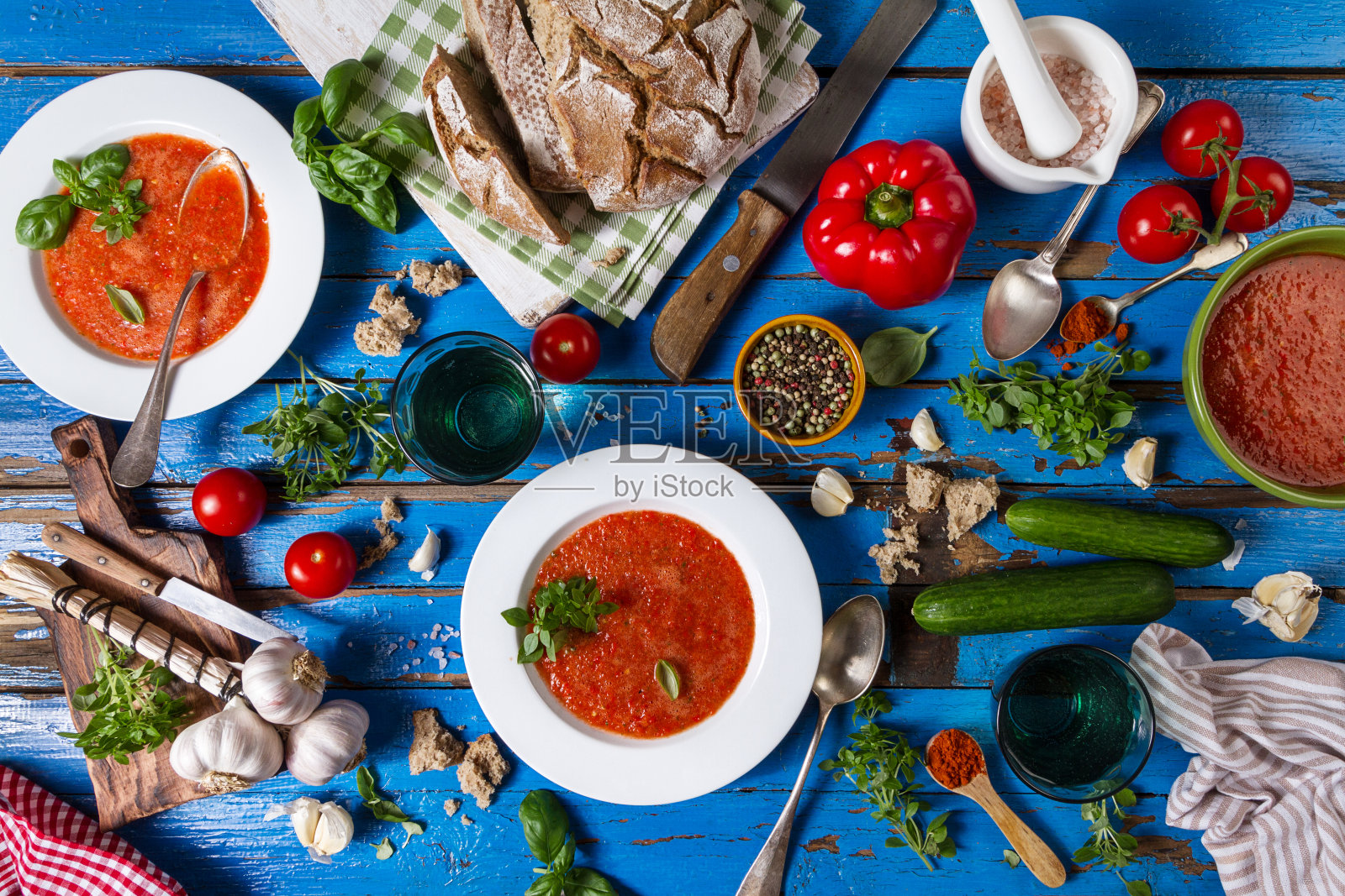 经典的西班牙凉菜汤，搭配面包，大蒜和香料，放在白色的盘子里。晚餐食物的概念。前视图。照片摄影图片
