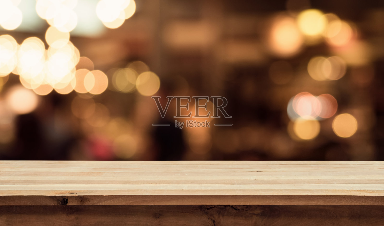 木质桌子与模糊的灯光在晚上的咖啡馆，餐厅背景插画图片素材