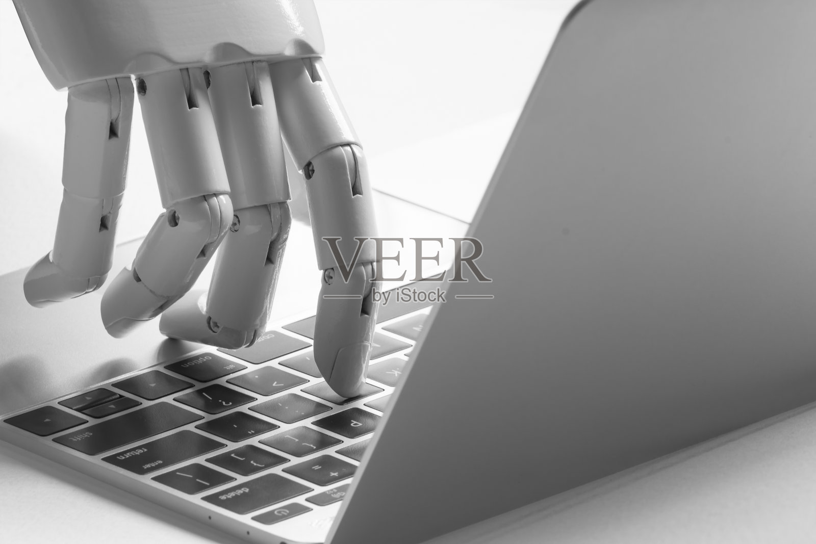 聊天机器人，人工智能，机器人顾问，机器人概念。机器人手指指向笔记本电脑按钮。照片摄影图片