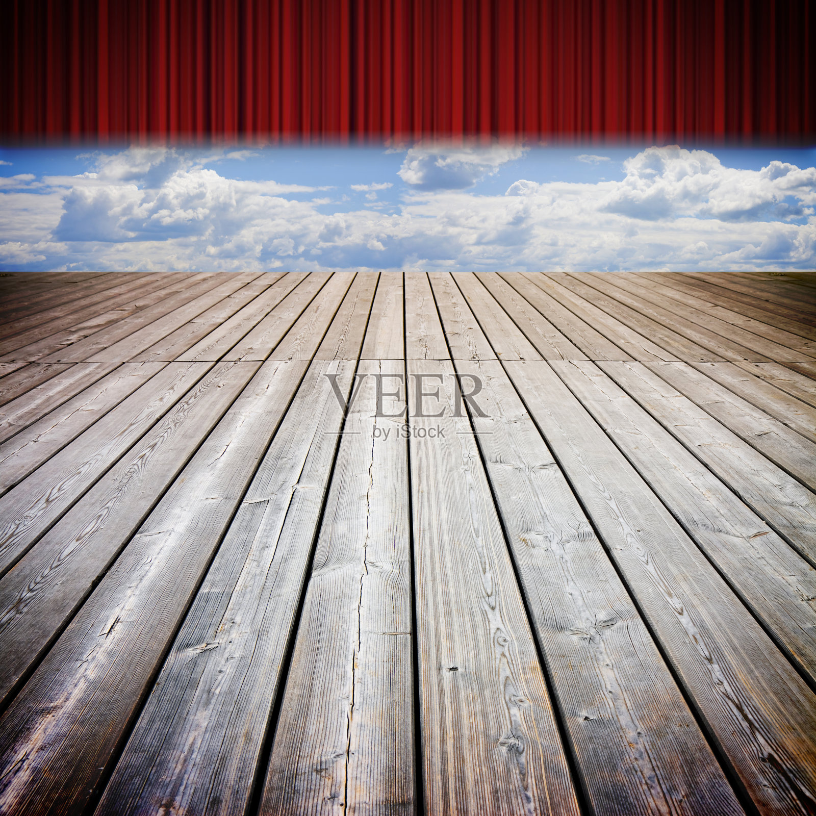 剧院的红窗帘和木地板映衬着多云的天空——这是一个概念图像照片摄影图片