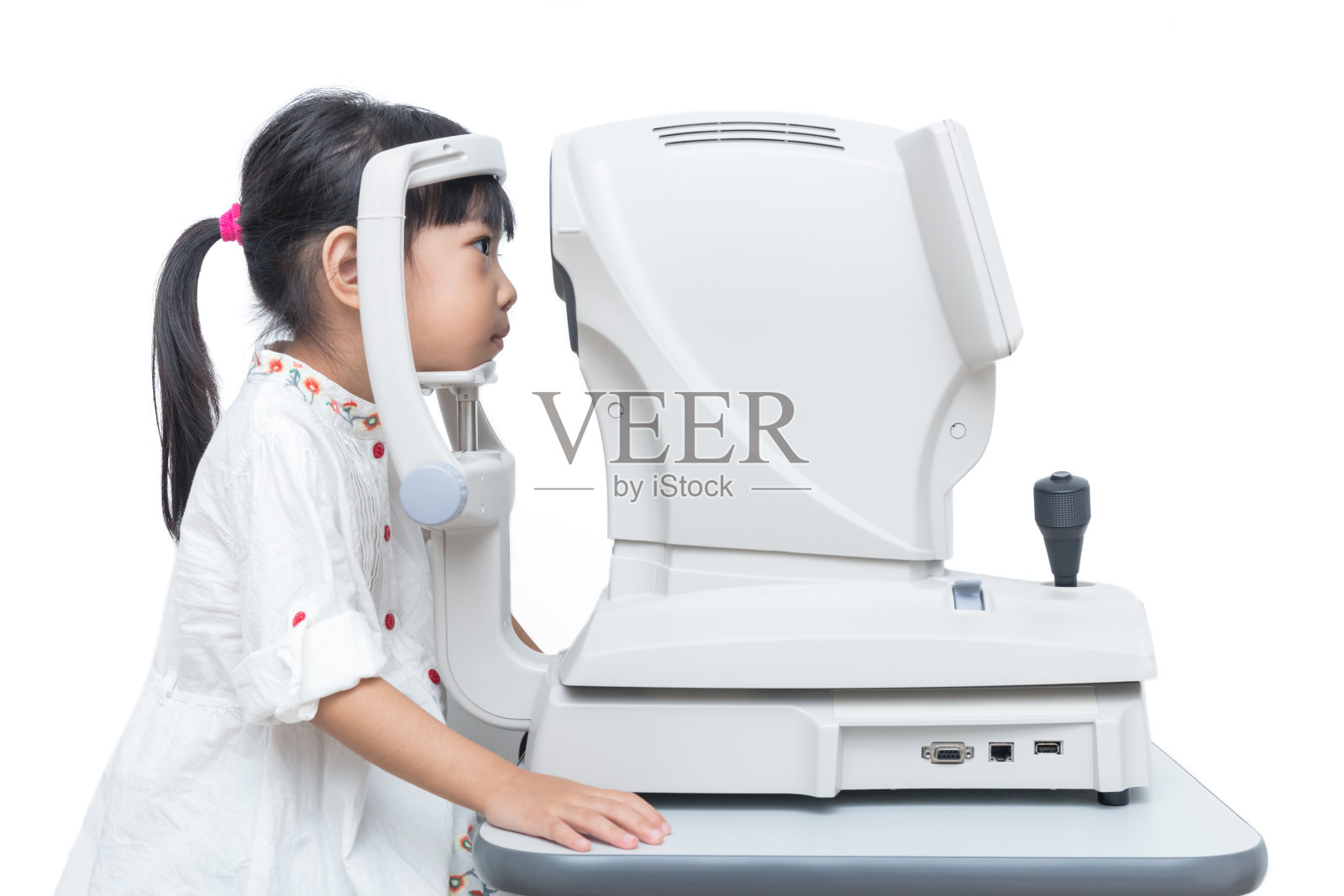 亚洲中国女孩用自动屈光仪做眼睛检查照片摄影图片
