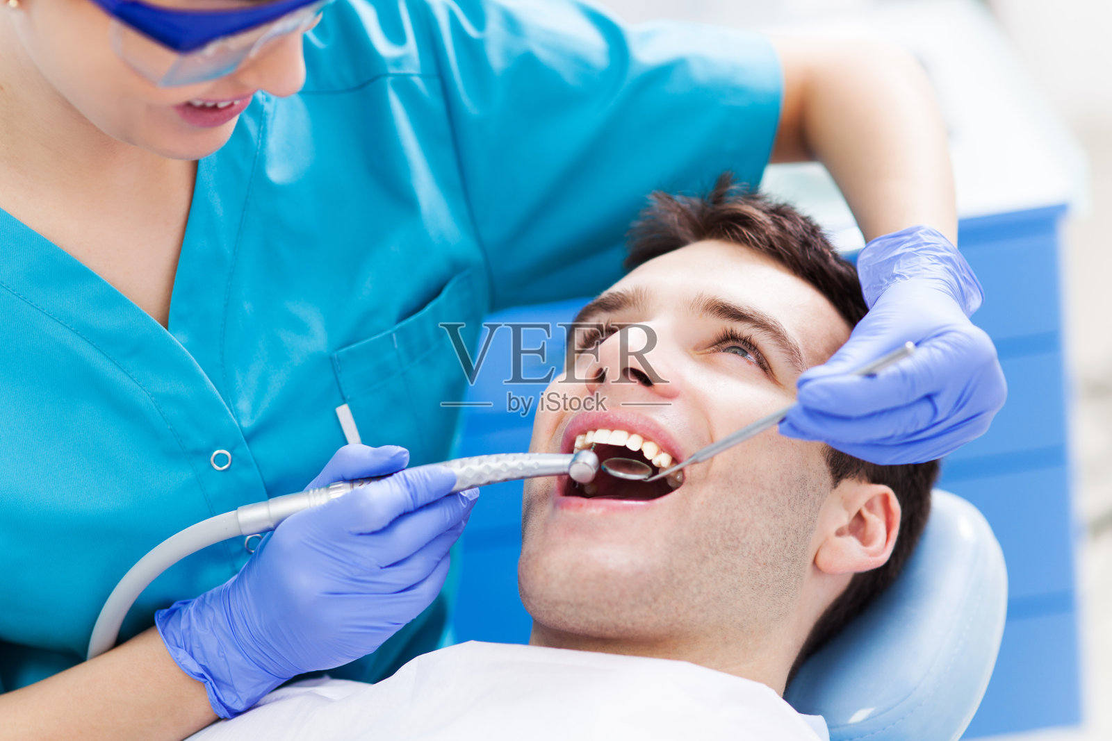 在牙医那里检查牙齿的男人照片摄影图片