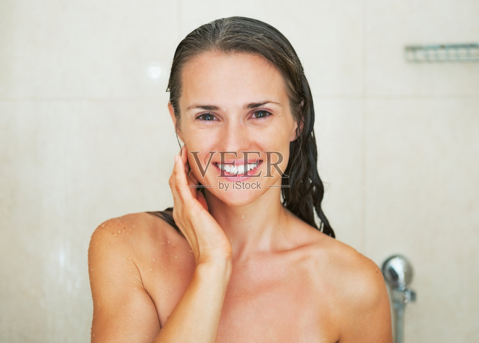 快乐年轻女子洗澡的肖像照片摄影图片