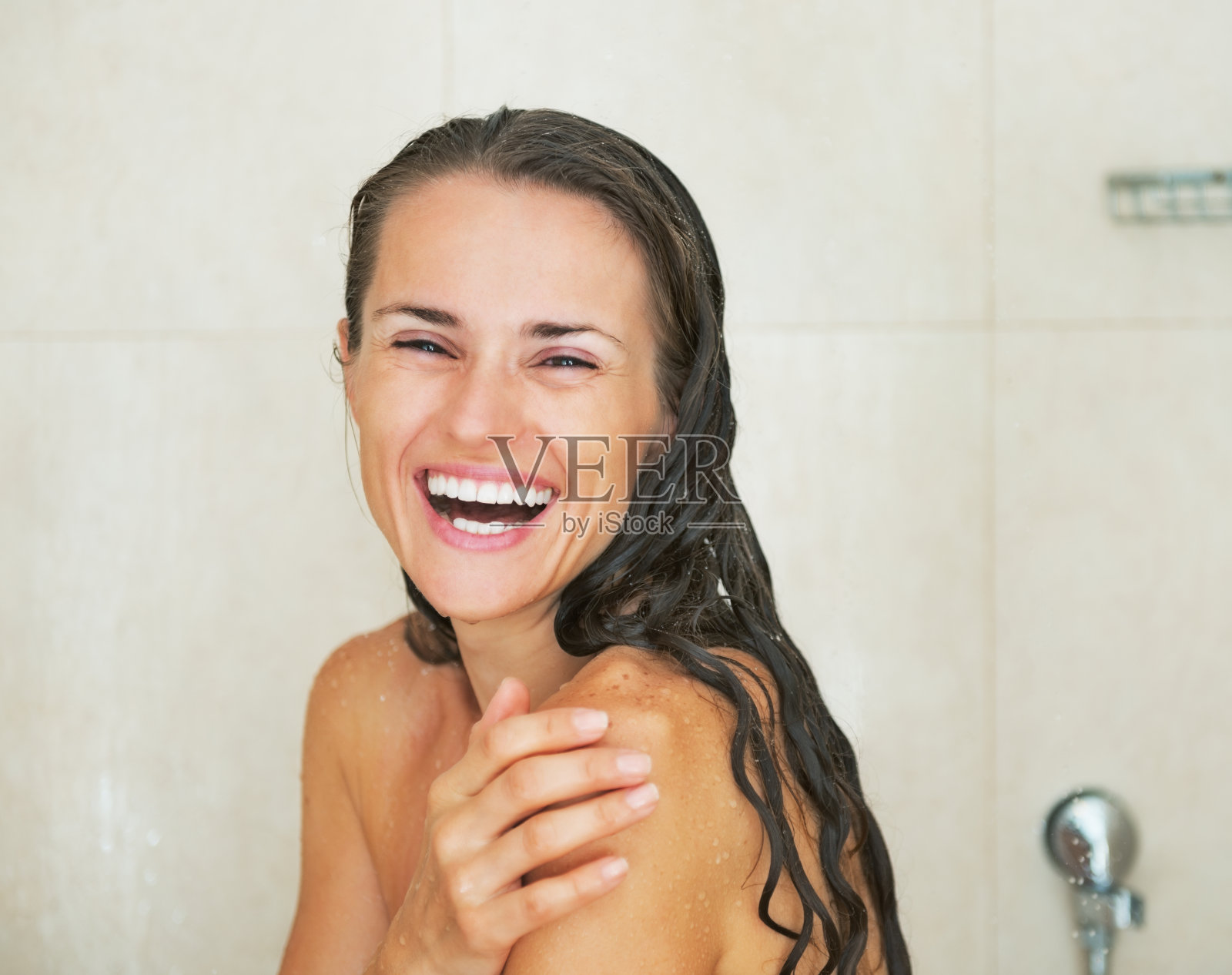 微笑的年轻女子在淋浴的肖像照片摄影图片